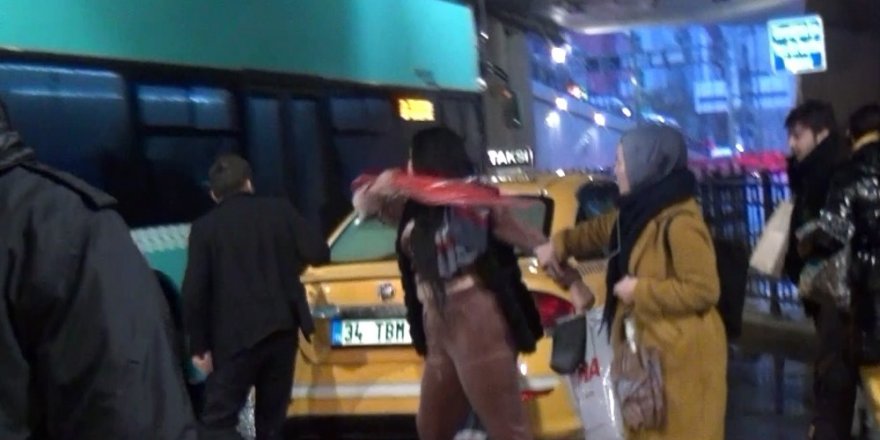 Taksim’de Taksici İle Kadın Turistin Şemsiye Ve Tekmeli Kavgası Kamerada