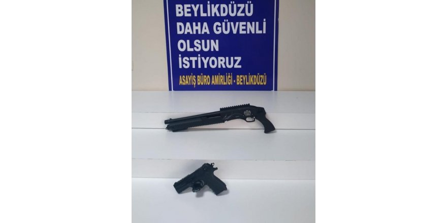 Polisin Şüphelendiği Araçta 4 Farklı Silah Bulundu