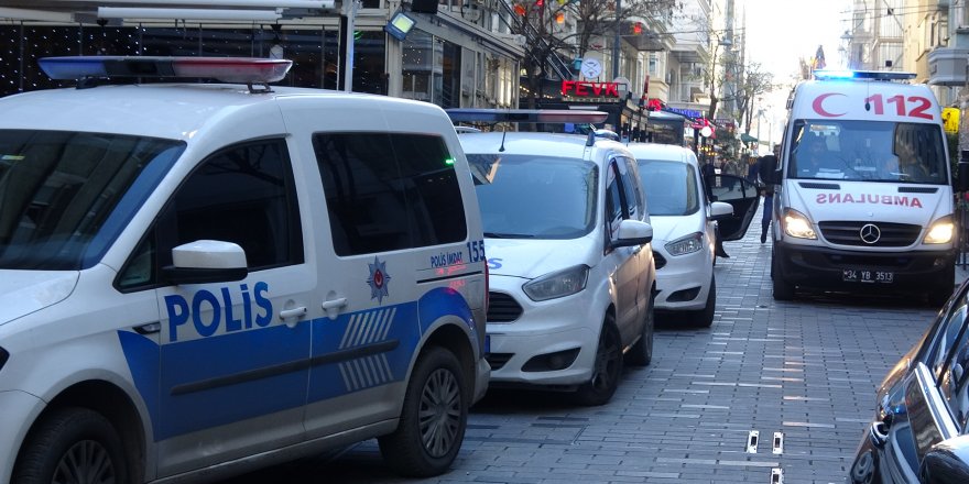 BEYOĞLU'NDA İRANLILARIN BIÇAKLI KAVGASI:  2 YARALI 