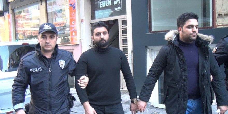 Taksim’de Turistler Birbirine Girdi: 2 Kişi Bıçaklandı