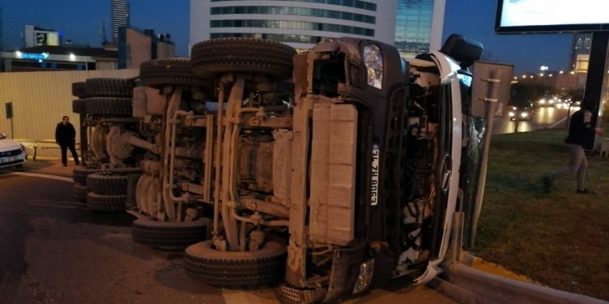 Ümraniye’de Beton Mikseri Yola Devrildi