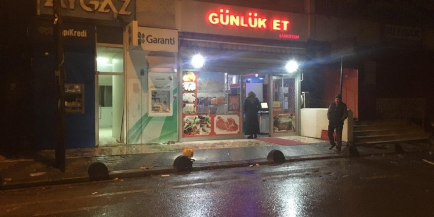 Sultanbeyli’de 3 Atm Ateşe Verildi