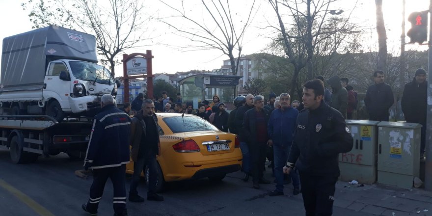 GÜNGÖREN'DE TRAFİK KAZASI, TRAMVAY SEFERLERİ AKSIYOR (1)