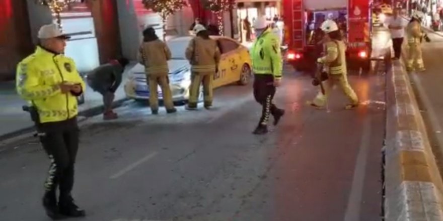 Taksim’de Ticari Taksi Yandı, Esnaf Yangın Tüpleriyle Müdahale Etti