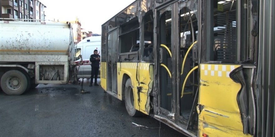 Sultangazi’de Su Tankeriyle Halk Otobüsünün Çarpıştığı Kaza Kamerada