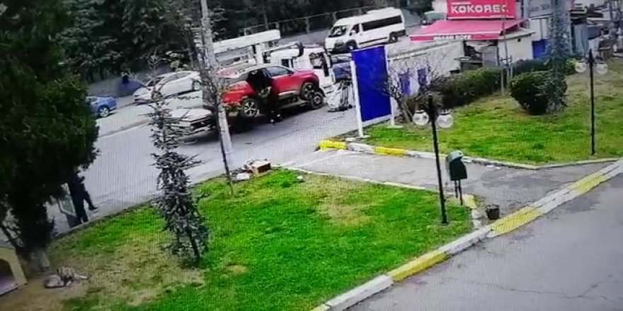 Yaşlı Kadının Çekicinin Kaldırdığı Araçtan Düştüğü Anlar Kamerada