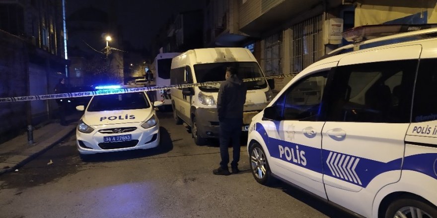 Küçükçekmece’de Gürültü Yapan Gruba Müdahale Eden Polis Babasına Darp:2 Yaralı