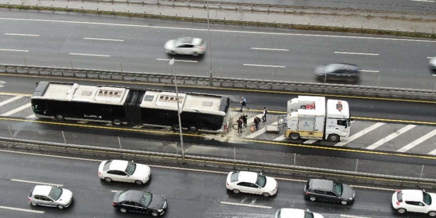 Şişli’de Seyir Halindeki Metrobüste Yangın Çıktı