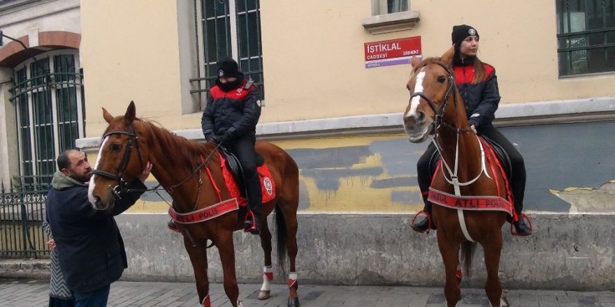 İstiklal Caddesi’nde Atlı Polislerin Geçidi Turistlerden Büyük İlgi Gördü