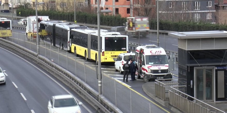 Metrobüs metrobüse arkadan çarptı