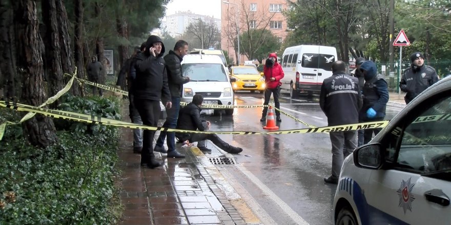 Bacağından silahla vuruldu, kaldırıma oturdu, ambulans bekledi