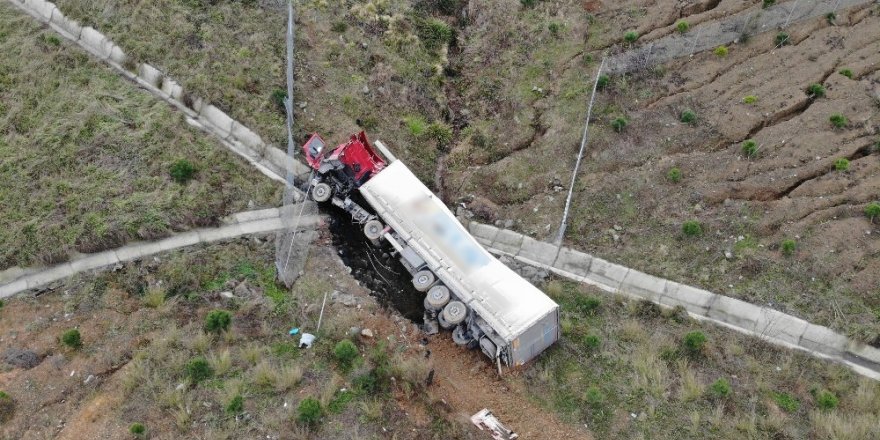 Kuzey Marmara Otoyolunda Bariyerleri Aşarak Şarampole Uçan Tır Havadan Görüntülendi