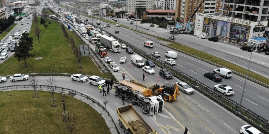 Haramidere Tem Bağlantı Yolunda Hafriyat Kamyonu Devrildi