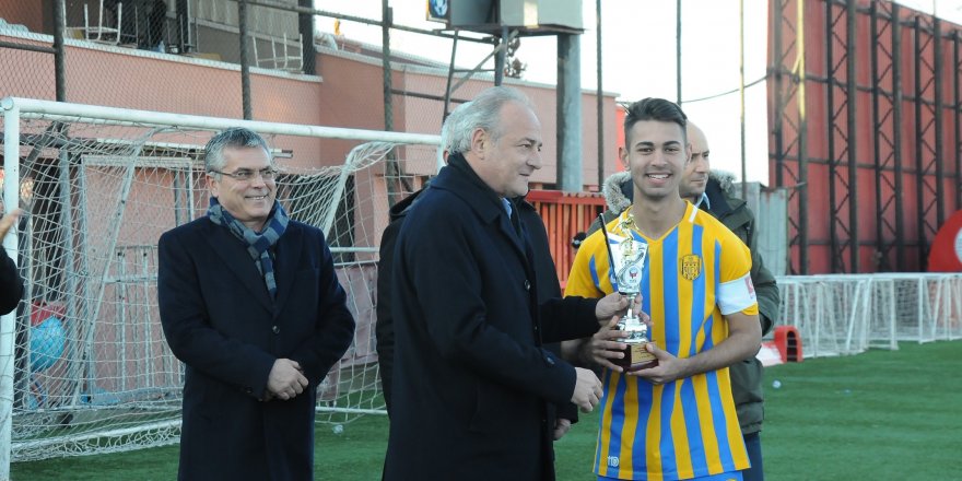 İLHAN CAVCAV ANISINA DÜZENLENEN "İLHAN AĞABEY FUTBOL TURNUVASI" SONA ERDİ 