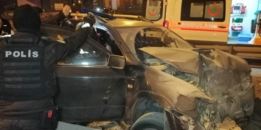 Ehliyetsiz Sürücü Kaçırdığı Otomobille Köprü Ayağına Çarptı