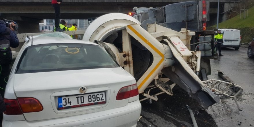 Beton Mikseri Otomobilin Üzerine Devrildi