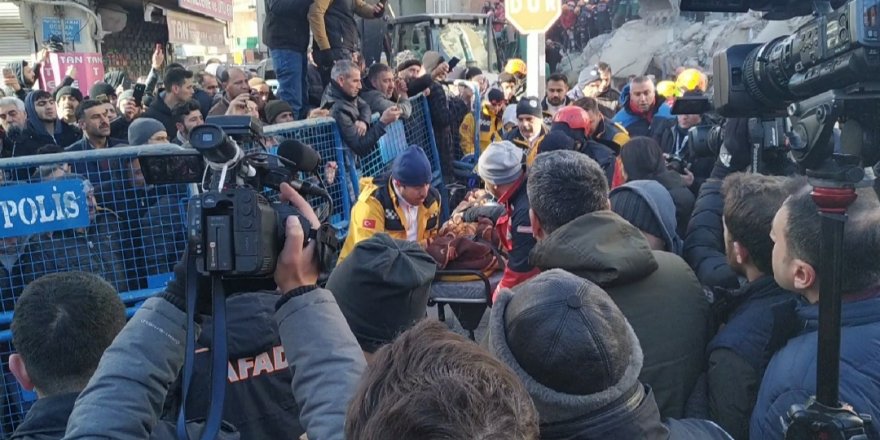 ELAZIĞ'DA 3 BİNA ENKAZINDA ÇALIŞMALAR SÜRÜYOR; 1 KADIN 14 SAAT SONRA KURTARILDI