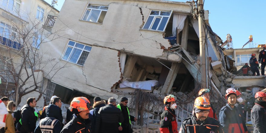 ELAZIĞ’DAKİ DEPREMDE 22 KİŞİ ÖLDÜ, 40 KİŞİ ENKAZ ALTINDAN KURTARILDI