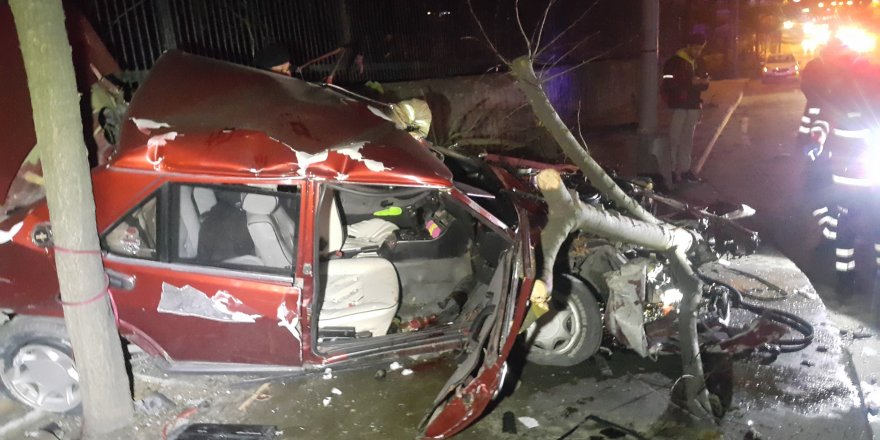 MASLAK'TA TAKLA ATAN OTOMOBİL HURDAYA DÖNDÜ: 1'İ AĞIR, 3 YARALI 