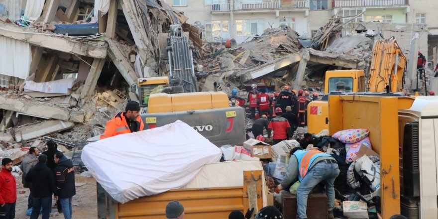 SÜRSÜRÜ MAHALLESİ'NDE YANA ÇÖKEN BİNA YİNE SALLANDI