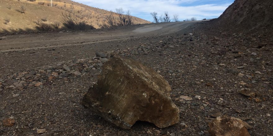 MALATYA'DA, 2 İLÇEDEKİ YOLLARDA DEPREM SONRASI ÇATLAKLAR OLUŞTU