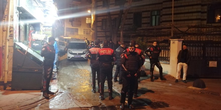 BEYOĞLU'NDA 1 KİŞİ SİLAHLI SALDIRIDA YARALANDI