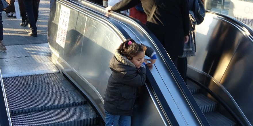 Taksim Metrosunun Yürüyen Merdivenlerinde Tehlikeli Oyun