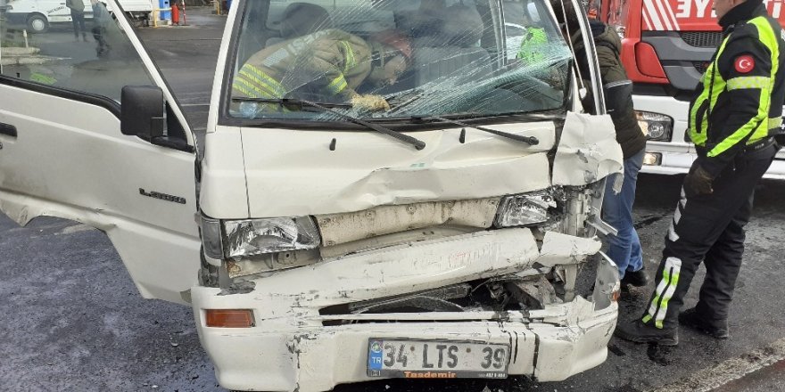 El Freni Çekilmeyen Minibüs Zincirleme Kazaya Yol Açtı