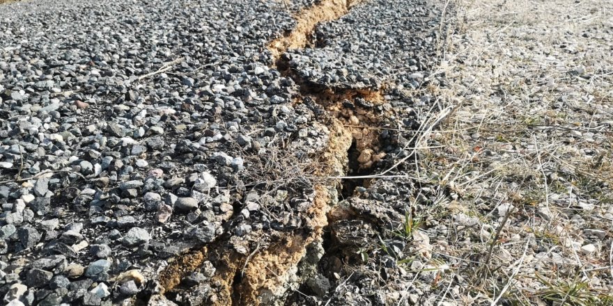 DEPREMDE SİVRİCE'DEKİ KÖY YOLLARINDA DEV YARIKLAR OLUŞTU