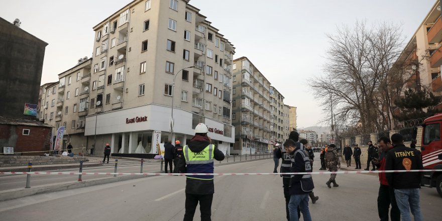 ELAZIĞ'DA ÇÖKME TEHLİKESİ OLAN 7 KATLI BİNA YIKILIYOR