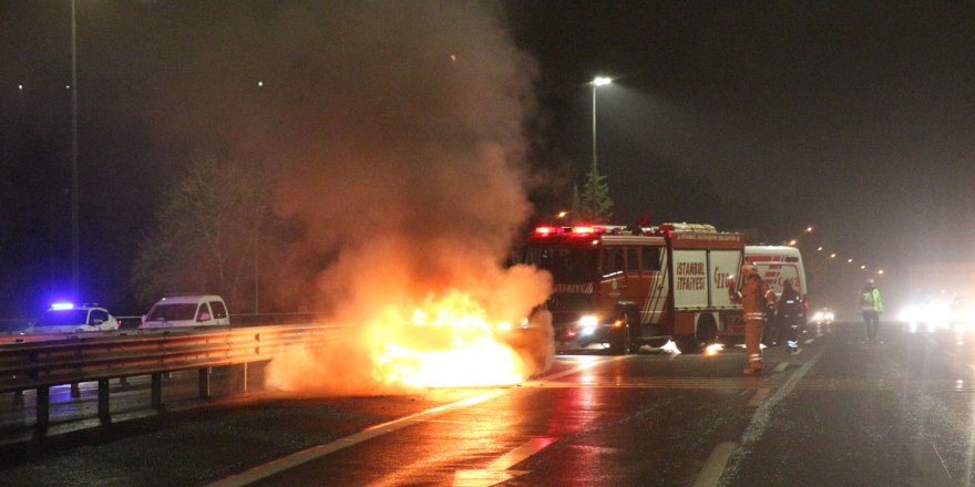 FSM KÖPRÜSÜ'NDE ALEV ALAN OTOMOBİLDEN SON ANDA İNDİLER