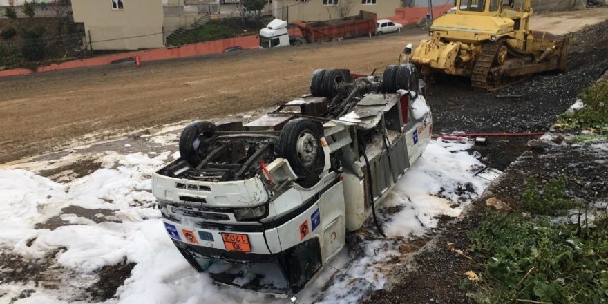 İbb’nin Mazot Tankeri Beş Metrelik Duvardan Aşağıya Devrildi