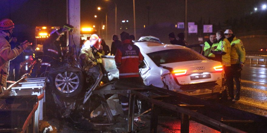 Sarıyer'de, Direğe çarpan otomobil ikiye bölündü