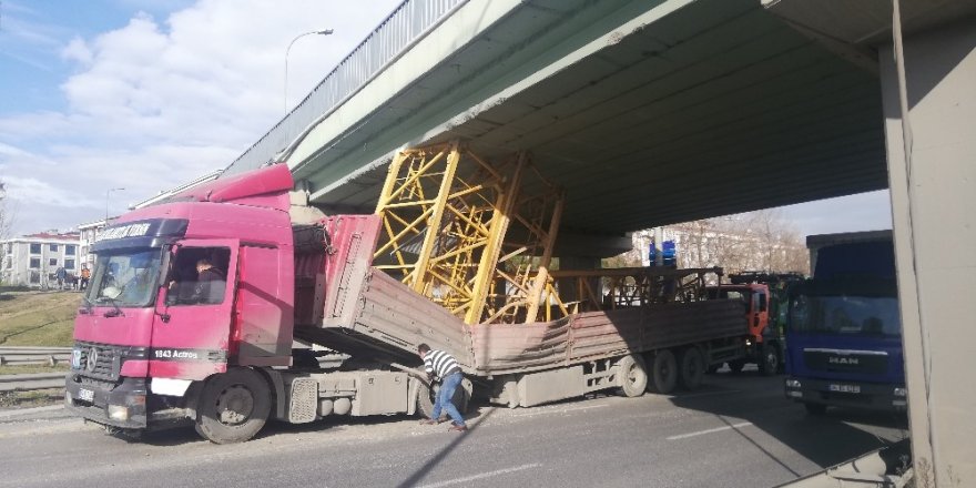 Tem Bağlantı Yolunda Tır Üst Geçide Takıldı