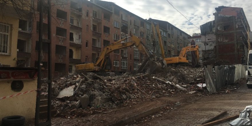 İstanbul’daki Hasar Gören Binaların Yıkımına Başlandı