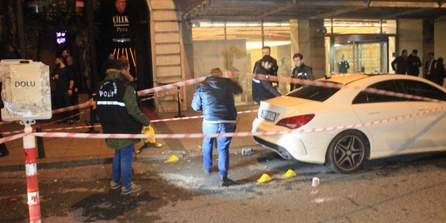 Beyoğlu’nda Lüks Araçla Gelip Tartıştıkları Gruba Ateş Açtılar