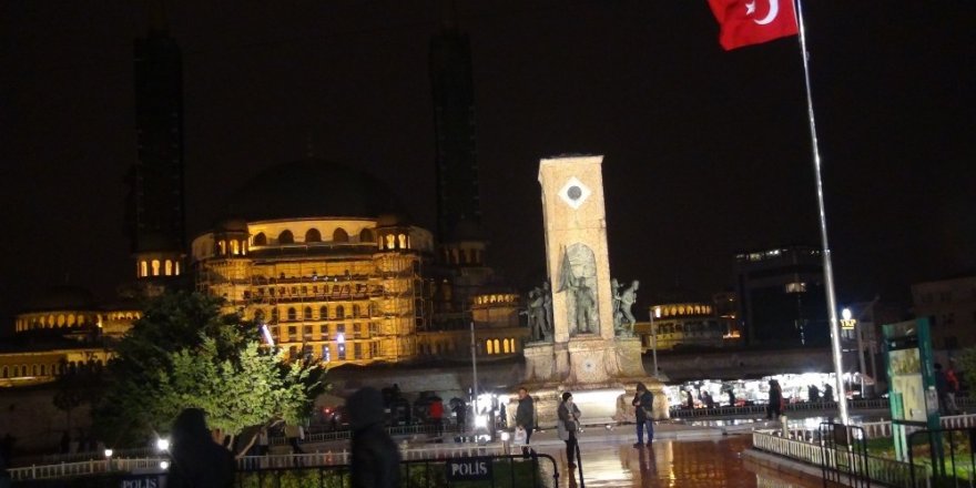 Kar Yağışı Taksim’de Etkili Olmaya Başladı