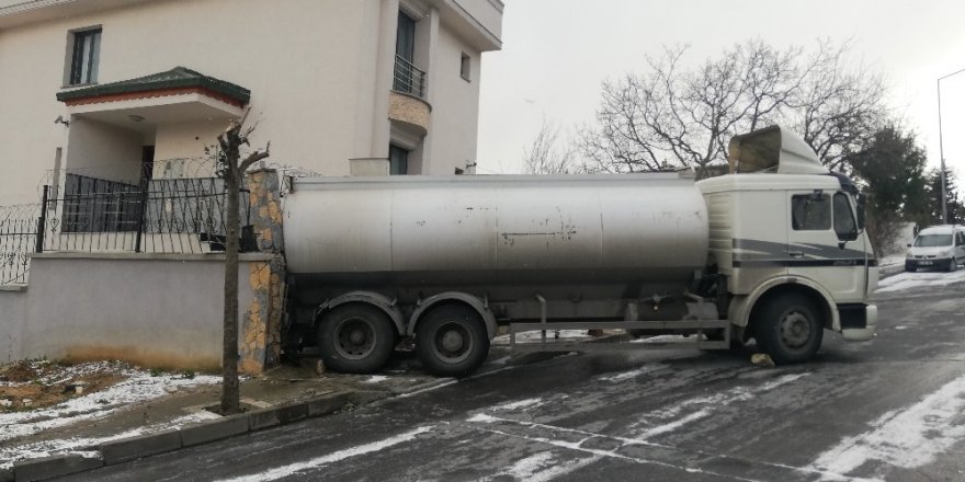 Avcılar’da Tanker Bahçe Duvarına Daldı