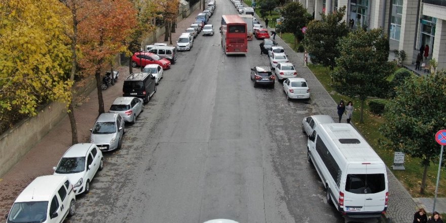 Yasak Olmasına Rağmen Caddeyi Otoparka Çevirdiler