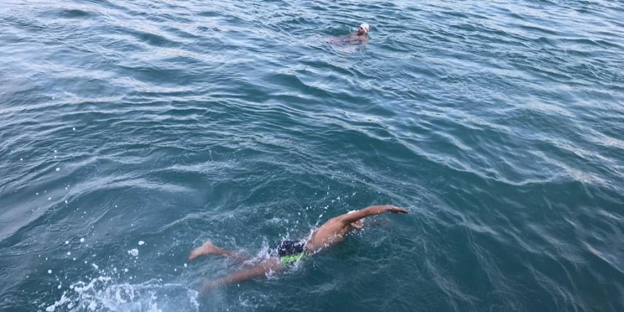 Buz Gibi Havada İstanbul Boğazı’nda Yüzdüler