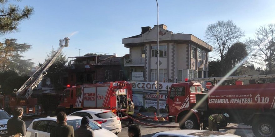 Kadıköy’de , 1 Restoran Ve 2 Evin Çatısı Kül Oldu