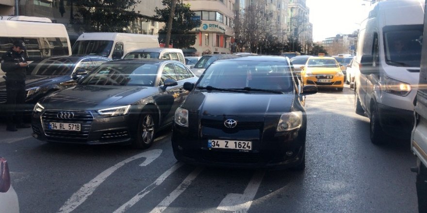 İstanbul’un Göbeğinde Bıçaklı Trafik Kavgası