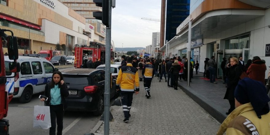 Maltepe’de 18 Katlı İş Merkezinde Yangın Paniği