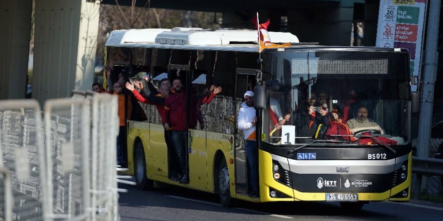 Galatasaray Taraftarı Kadıköy’e Geldi