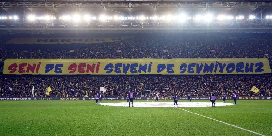 Fenerbahçeli Taraftarlardan Derbi Koreografisi