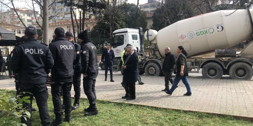 Kadıköy’de Yolun Karşısına Geçen Yaşlı Adam Beton Mikserinin Altında Kaldı