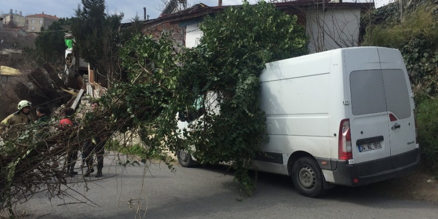 Sultangazi’de Fırtına Elektrik Direğini Minibüsün Üzerine Devirdi