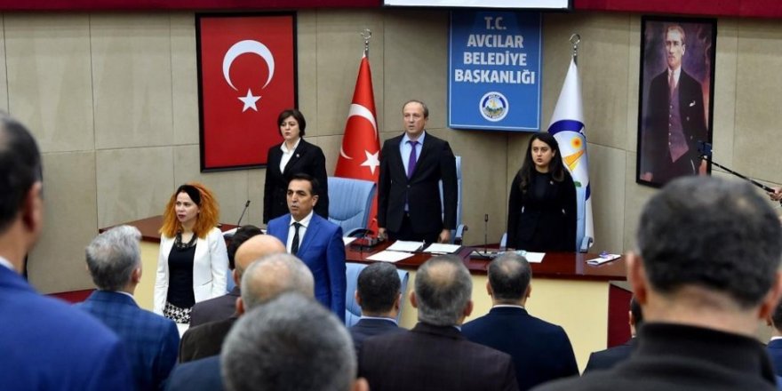 Avcılar Belediye Meclisi 34 Bayrakla Şehitleri Andı