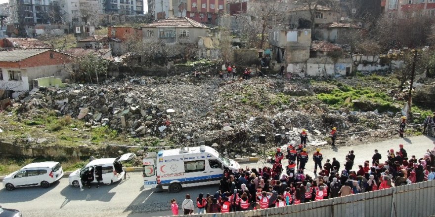 Gaziosmanpaşa’da Deprem Tatbikatı Gerçeği Aratmadı