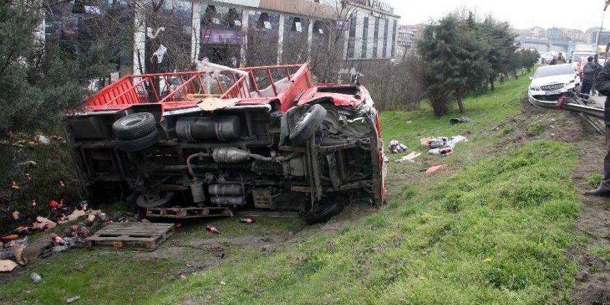 Gaziosmanpaşa’da Kamyonet Şarampole Yuvarlandı